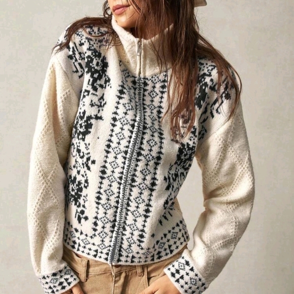 Ladies White High Collar Open Front Sweater, Suitable For Holiday Wear - Picture 6 of 7